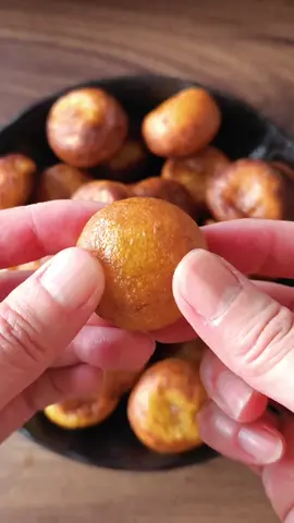 Sweet potato balls, a beloved Taiwanese street food, are traditionally made from sweet potatoes and tapioca flour. They boast a subtly sweet taste and a delightful chewiness that's simply irresistible. Typically found in night markets,these treats are usually deep-fried, swelling up with each press in a fascinating display. This time, I've skipped the deep fryer and opted for a takoyaki plate instead. Let's find out how they turn out-it's sure to be a fun and tasty twist! #sweetpotato #snack #streetfood #Taiwanesefood #EasyRecipe 