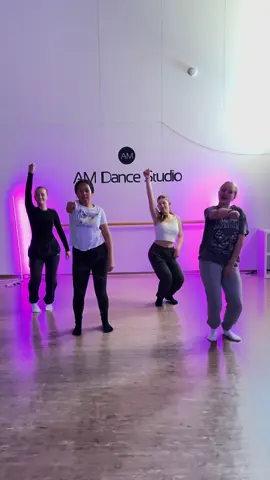 Dare to join our dance group? 😉 mir hei wider TikTok Monday gha 😍☺️ #truthordare #tiktokdance #dance #solothurn #dancesolothurn #amdancestudiosolothurn @🤍 @Alina✞ 