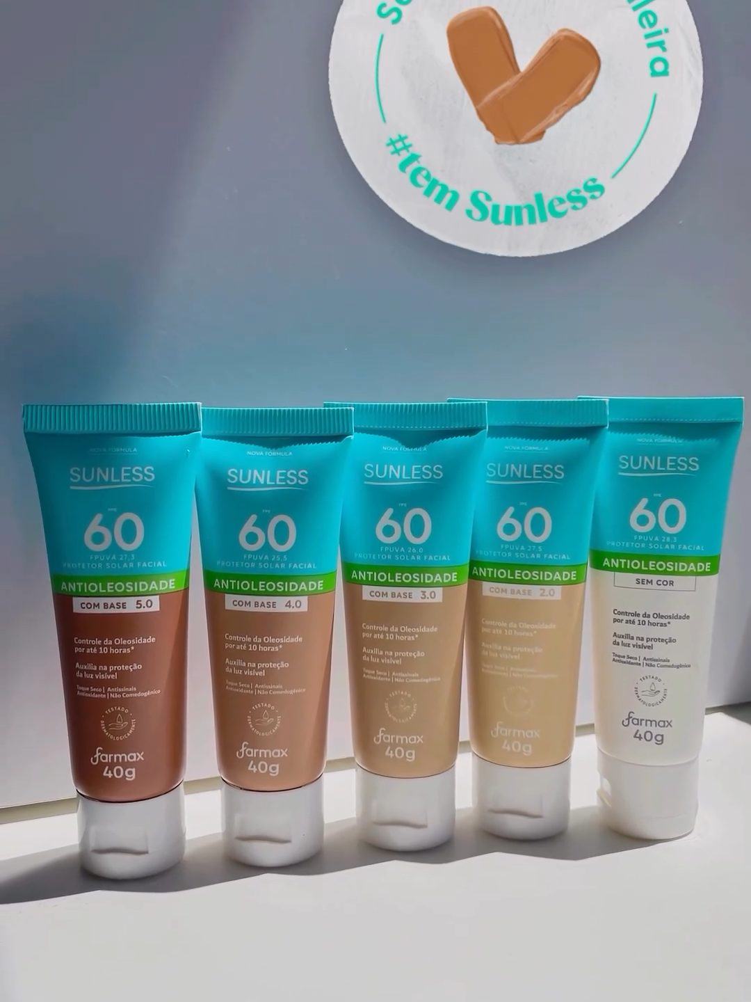 Textura leve que sua pele merece! Após a aplicação você vai sentir a pele fresca, sequinha e com aspecto saudável. O protetor facial antioleosidade entrega uma alta cobertura de base em 4 tonalidades e uma versão sem cor, controle de oleosidade de até 10 horas que traz muita praticidade para sua rotina. Se tem pele brasileira, #temSunless.