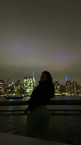 the wind tho lol #nyc #skylineviews #fypシ゚viral #unfreezemyaccount #video #growmyaccount 