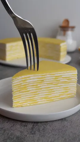Crêpes cake au citron 🍋  Pour une vingtaine de crêpes :  380g de farine  6 œufs  2 jaunes d'œufs  40g de sucre  1càc de sel 40g d'huile  1L 100 de lait  Vanille 40g de beurre fondu  Mélangez le sucre, la vanille, le sel et la farine. Ajoutez les œufs et l'huile et mélangez. Ajoutez progressivement le lait et fouettez jusqu'à l'obtention d'un appareil lisse, ajoutez le beurre. Faites cuire les crêpes d'un seul côté. Le lemon curd :  3 œufs  80g de sucre  Zeste d'un citron  100g de jus de citron  30g de beurre  Mélangez les œufs avec le sucre, ajoutez le jus de citron et le zeste, portez à ébullition. Ajoutez le beurre hors du feu. Crème au mascarpone :  250g de mascarpone  500g de crème entière froide  70g de sucre 