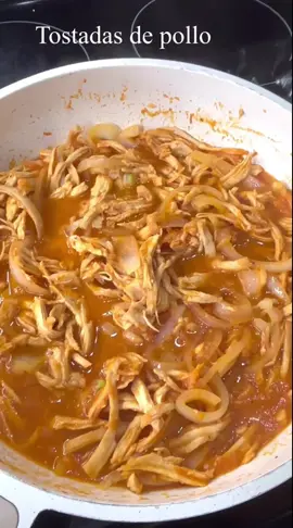 Tostadas de pollo 😋  ingredientes para salcochar el pollo: dos dientes de ajo  Un pedazo de cebolla , un pedazo de pimiento verde , dos hojas de laurel , oregano, sal                                                                 Para la salsa hervir los tomates  en la misma agua, una vez listos sacar y poner todo lo que se cocino con el pollo agregar zasonador y caldo de pollo  😋 #viral #parati #comida #fyp #rico 