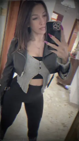 🖤😎 #italianwomen #outfitoftheday #sexy #leggingsoutfit #highheels #leatherjacket 