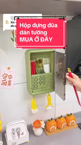 Trả lời @Tạp Hoá Thông Minh Mình ấn vào giỏ hàng để đặt hàng hộp đựng đũa dán tường có nắp đậy nè. Có em này căn bếp sang hẳn lên, tiện lợi mà sạch sẽ #hopdungduamuong #hopdungduathia #hopdungduadantuong #dogiadungtienich #dogiadungnhabep 