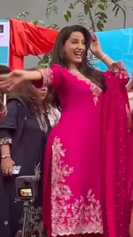 Norafatehi dance on kusukusu 😘 #kusukusu #norafatehi #dance #viral #viraltiktok #viralvideo #bollywood #celebrity #trending #foryoupage #foryou #fyp #newlook #ammarkhan1012 #edit 