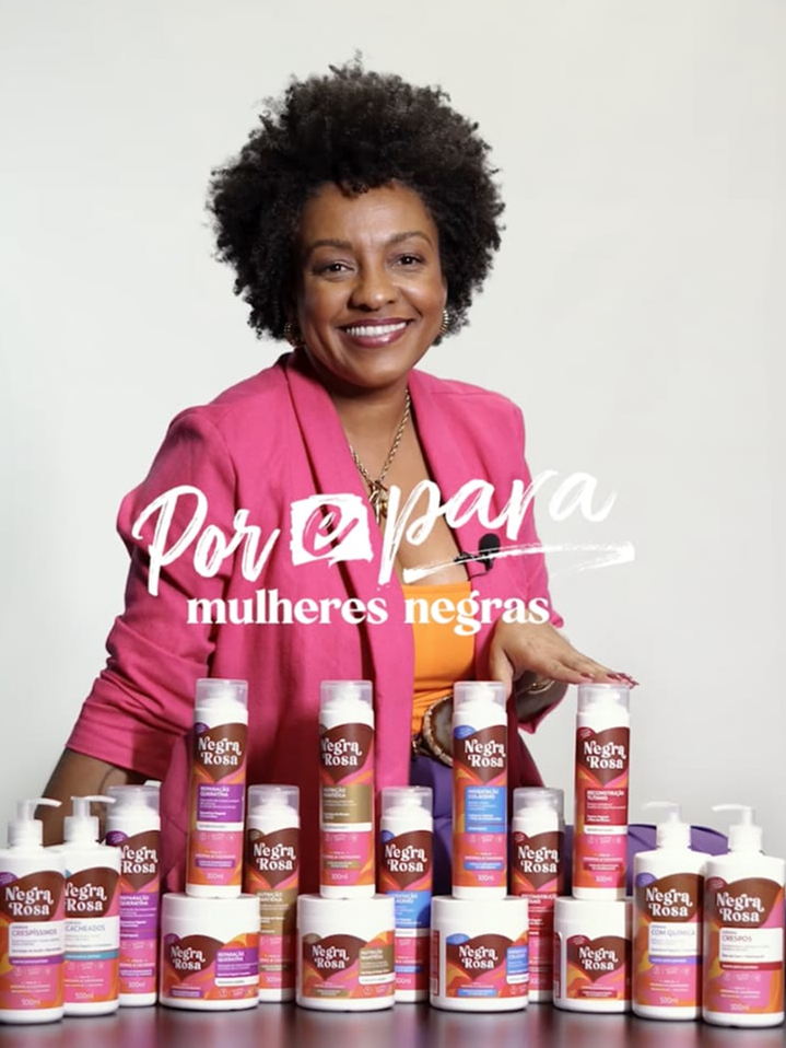 [NOVIDADE] Seu cabelo é sua coroa e merece todo o cuidado e amor! ✨ ​ Com muita alegria, apresento as quatro novas linhas de cuidados capilares para crespas e cacheadas da Negra Rosa: Reconstrução Tutano, Nutrição Manteiga, Reparação Queratina e Hidratação Colágeno, compostas por shampoo, condicionador e máscara.​ Também temos 4 cremes para pentear chegando, para cabelos crespos, crespíssimos, cacheados e com quím, Cada produto foi pensado com carinho para cuidar dos seus fios!​ E para esse lançamento superespecial, queremos saber o que vocês acharam! Já estavam esperando por esses produtinhos? 🌺​