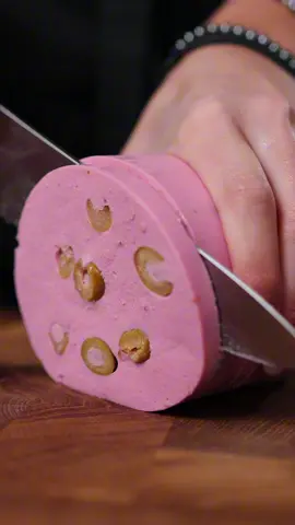 Домашня молочна ковбаса та сосиски 🫰 Так, ви можете легко приготувати її вдома) Виходить неймовірно смачно, а головне — натурально, без штучних барвників та домішок. 🍶 Вам знадобиться: - Куряче філе – 2 шт; - Бульйон – 200 мл; - Желатин – 30 г; - Сік буряка – 2 ст. л (самі регулюєте колір); - Сіль, перець; - Сушений часник – 2 ч.л; - Мускатний горіх – ½ ч.л; - Морква – 1 шт; - Цибуля – 1 шт; - Лавровий лист; - Зелені оливки без кісточки – 250 г. 🫕 Процес приготування: * Відварити куряче м’ясо та розділити його на шматочки з цибулею, морквою та лавровим листом. * В 200 мл бульйону розвести желатин й дати постояти 15 хв. * В блендері змішати м’ясо , сік буряка, желатин та спеції до однорідної маси. * Відрізати пляшку і залити масу. Додати оливки й гарно перемішати. * Поставити в холодильник на 4 години. Готово) 📎 Зберігайте! Запевняю, приготувавши таку ковбаску хоч раз, ви більше не захочете купувати). P.S. Її не смажити!) #ковбасадомашня #ковбаса #сосиски #домашнірецепти #ковбаски #рецептковбаси 