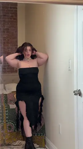 Nothing better than a girls night out and a dress that always looks good🖤 #midsize #midsizefashion #fashioninspo #blackdress #littleblackdress #gno #gnooutfit #dresses 