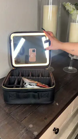 new makeup bag is perfect. Has all the room and essentials you need 🤍  #makeupbag #makeupkit #makeupcase #makeupcasewithlight #makeuplight #makeuplighting #lighting #muamakeupcase #makeuporganization 