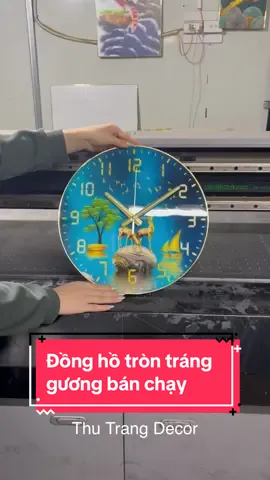 Đồng hồ tròn tráng gương “HƯƠU TUẦN LỘC” in UV 5D cao cấp. Xưởng nhận in số lượng lớn làm quà tặng công ty, hội đoàn thể. #donghotreotuong #donghotrangguong #donghokimtroi #quatangcongty #thutrangdecor 