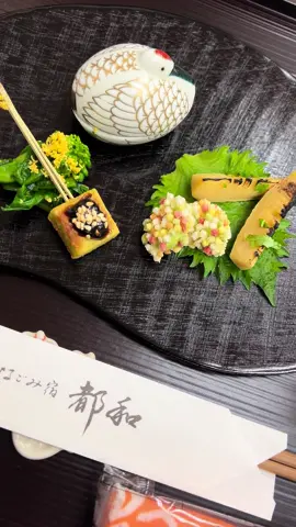 京都駅から徒歩約10分程にあります、都和旅館です🫡 都和でのご夕食はお部屋食🍴 人目を気にせずゆっくりと自分のペースで会席料理を楽しめます！🙌 昼間は京都観光、夜は是非旅館でゆっくりお食事を楽しんでください🙆‍♂️ さて、会席料理の始めは 食前酒ではんなり梅酒のスパークリング 八寸は猪口の中身が胡麻豆腐で時計回りに 筍木の芽焼き 一寸豆あられ揚げ 生麩田楽 菜の花お浸し です！丁寧に盛り付けられた料理を 一品一品、皆様のもとへお運び致します💁‍♂️🌸 気になる方は是非Instagramを見てもらえるとすごく喜びます🙌✨ #都和旅館 #京都旅行 #京都旅館  #旅館のご飯 #京都グルメ #会席料理  #京都観光 #京会席 #懐石料理 #静佳庵  #コース料理 #旅館 #kyototrip  #kyotojapan #kyototravel #kyoto  #スノ担の支配人 