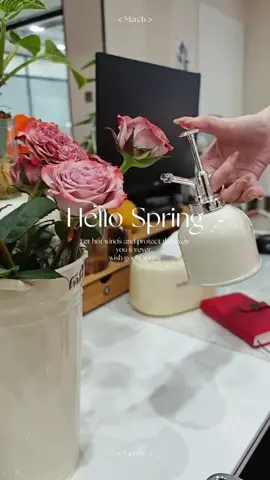 Một cuộc sống dễ chịu bắt đầu bằng việc làm hài lòng chính mình. Tôi đã mua rất nhiều hoa và chiếc bình tưới nhỏ rất tiện dụng #medobepnoidiatrung 