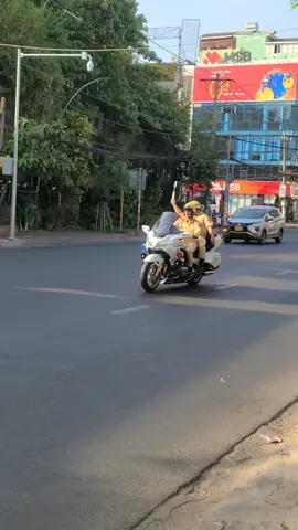 Quả nhạc dành cho mấy anh hộ tống dẫn đoàn #hotongdandoan #csgtVietNam #trafficofficer #giaothongvietnam #xuhuong #xeuutien 