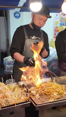 STREET FOOD w Korei! - Seul 🇰🇷 #jedzenie #testjedzenia #jeść #ostre #korea #ulicznejedzenie #streetfood #jedzeniekoreanskie #seul 