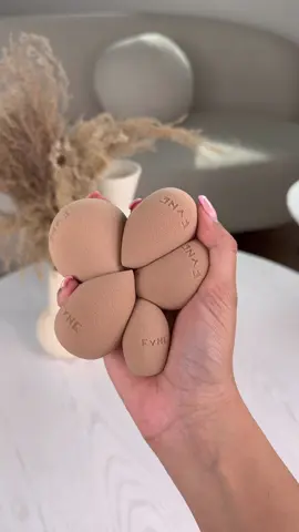 BACK IN STOCK🤎 Our set of 5 precision sponge sets are now back in stock.. But for how long? #beautyblender #fynesponges #beautysponge #beauty #fynebeauty #fynecosmetics 