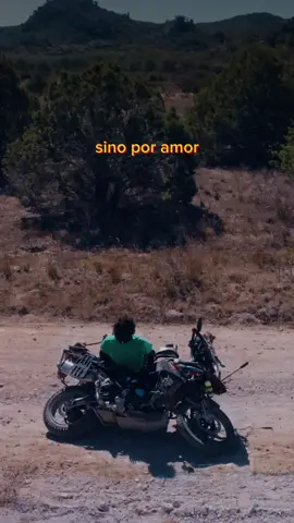 No hagas nada por obligación ni por compromiso sino por amor, entonces habrá plenitud, y en esa plenitud todo es posible y sin esfuerzo porque lo que te mueve es la fuerza natural de la vida, decía el gran Facundo Cabral… y sí: yo esto lo hago por #amor 🛵❤️ @bmwmotorradesp @moskomoto @outback_motortek @sercomotomx @mitasmoto @calimotoapp @kmsolidarity #SoyTribu #MakeLifeARide #motociclista 