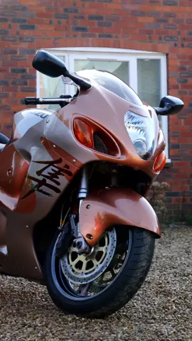 Dayymmm 😍 This iconic 1999 Gen-1 Suzuki Hayabusa GSX1300R ate Honda for breakfast! Follow the link in the bio to win.  #competiton #motorcycle #fyp #viral #sexy #win #suzuki #hayabusa #biker 
