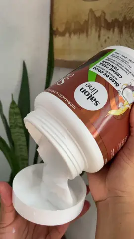 Hoje testei o creme de pentear da linha Sos cachos coco , sua textura e bem consistente, com ativos específico pra tratar profundidade e nutrir a fibra capilar. 🥥✨🤎 E finalizei usando a técnica no palitinho com intuito deixe ainda mais definido, e você já testou essa técnica? Me conta nos comentários! ☺️ @Salon Line @#todecacho  #salonline #todecacho #soscachos #cachos #migslovers #migssalonline #cacheada #salonfinalizaetrata #tiktok #videoviral #fyp 