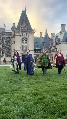 Expectation vs reality at our photoshoots 🤣 capes hand made by @Mountain Flower Fantasies #narnia #narniatok #biltmoreestate #fyp #thechroniclesofnarnia #fantasy #fantasybooktok #cosplayer #bookcosplay #bookish 