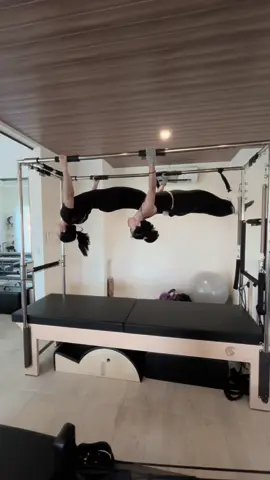 Pilates adalah latihan fisik dalam gerakan lambat yang berfokus pada penguatan tubuh (strength)  Kenapa aku pilih pilates?  Di umur yang sekarang, menuju kepala 4 🤣 pilihan olahraga yang menurutku sesuai untuk diri sendiri adalah yoga dan pilates, krn gerakan yang lambat tapi tetap melatih fokus dan strength..  #pilatescadillac  #pilates 