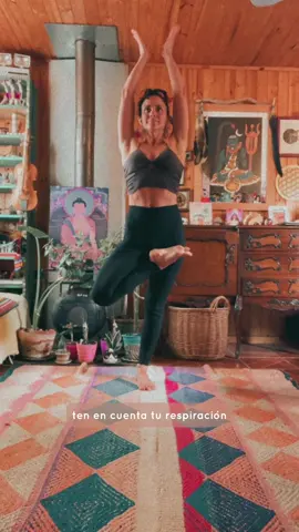 Enráizate con vrikshasana, la postura del árbol En esta asana, los brazos representan las ramas del árbol, tu cuerpo el tronco y el pie que queda en el suelo representa las raíces que se hunden en la tierra 🌲💚 Porque Vrikshasana es una postura que te ayuda a enraizarte? En la postura del árbol entras en contacto con el chakra raíz o muladhara ♥️ la base de todos los chakras. El chakra raíz está ubicado en la base de la columna vertebral, y nos habla de nuestro sentido de seguridad y de supervivencia. Por eso, cuando está equilibrado te sientes en paz y protegid@, y cuando está bloqueado es posible que sientas cansancio, falta de tranquilidad, culpa o desarraigo.  También, al ser una postura de equilibrio te permite estabilizar tu mente y calmar tus pensamientos. Los antiguos maestros dicen que cada movimiento que sientes mientras mantienes la postura… son las fluctuaciones en tu mente, que son los movimientos de tus pensamientos. Algo bueno a tener en cuenta ✨ Se que te será de gran ayuda! 🌟 Guárdalo, compártelo y practícalo!  Namaste Romi 🌙 #yoga #yogalove #asanas #sanacion #movimiento #vida #salud #gratuito #clasesonline #espalda #dolorlumbar #ejercicio #Fitness #fitnessmotivation #yogalife #yogaaddict #yogaeveryday #yogaeverywhere #yogalife #ejerciciosencasa #virtual #fitnesslife #rominayoga 