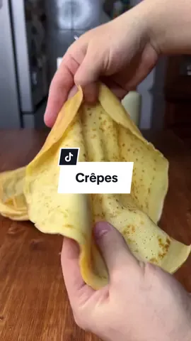 Crêpes / crespelle: perfette col dolce e col salato! Preparazione di base senza troppi fronzoli. 3 ingredienti e non dovete manco setacciare nulla, tanto farete tutto col frullatore a immersione. E poi per Pasqua direi che è perfetta, pure per farci un bel primo! 🔻INGREDIENTI🔻 4 uova medie 250 g farina 00 500 g latte 1 cucchiaino sale fino 🔻PROCEDIMENTO🔻 In un recipiente versate il latte, rompeteci le uova e aggiungete il sale. Date una prima mescolata col frullatore a immersione. Aggiungete la farina, anche tutta in un colpo. Frullate fino ad ottenere un composto bello liscio e omogeneo. Coprite il tutto e fate riposare in frigo per almeno 30 minuti. Cuocete le vostre crêpes prelevando un mestolo di composto (che avrete mescolato velocemente una volta fuori dal frigo) e facendolo cuocere in una padella antiaderente ben calda. Cuocete 1 minuto (pure meno) a fuoco medio-alto. Quando i bordi cominceranno a staccarsi da soli e si saranno create delle bollicine in superficie, siete pronti a rigirare la vostra crêpe. Cuocete giusto il tempo che si colori anche dall’altro lato. Una volta pronte, mettetele man mano le une sulle altre, così l’umidità le renderà morbide e facilmente gestibili. Farcitele come più vi piace, col dolce o col salato. E ringraziatemi. • ~~~~~ #ilpugliesechecucina #crepes #crespelle #primipiatti #cucinaitaliana #cucinamediterranea #ricetteveloci #ricettefacili #cookingvideo #buonappetito 