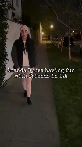 A glimpse of some happiness. I like to see it. #amandaBynes #amandabynesedit #amandabynesnow #danschneider #drakebell #nickelodeon #quietonset #hollywood #wemissyou #angeloispetty 