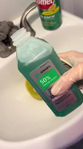 Mix at your own risk…Dont even try and play w me in the comments, I had goggles on, Windows open, Gloves on, 3 Masks on. This is an anyonymous paid request also. #spongesqueezingasmr #foryoupage #ogcomet #alcohol #spongesqueezing #watersqueezes #pinalen 