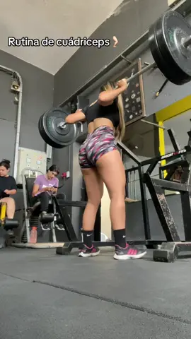 Tiktok poneme en para tiiii #gymrat #GymLife #gymgirl #cuadriceps 