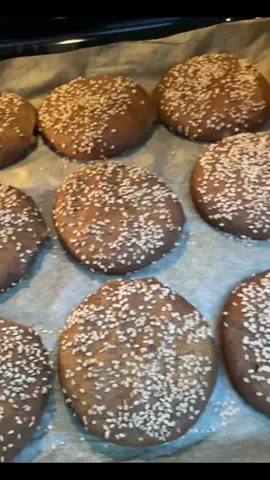 Булочки/хлеб  из чечевицы 🥯 Буду благодарна,если поддержите лайком и комментарием🌝🫶🏻 __________________ Понадобится: (на 12 булочек по 70 гр) ЕСЛИ ВЫ БОИТЕСЬ,что вам не понравится,готовьте из половины указаннвх игредиентов👇🏻 🥯400 гр.оранжевой чечевицы 🥯100 мл.воды 🥯2 ч.ложки соли 🥯специи и травы по вкусу  🥯2 ч.ложки соды+1ст.ложка ябл.уксуса 🥯1ст.ложка масла (любого) 🥯Псиллиум (если увас в виде муки-2ст.ложки,если грубый помол шелухи-4ст.ложки) 🥯Посыпка на ваш вкус Приготовление: Чечевицу промываем до прозрачной воды и замачиваем минимум на 12 ч.Я обычно замачиваю на ночь и пеку после завтрака. После снова промываем и вливаем 100 мл.чистой воды.Добавляем специи и травы на ваш вкус.Фантазируйте с вашими любимыми вкусами.Это может быть сухой чеснок,прованские травы,вяленые помидоры,паприка копченая ,оливки или орехи.Добавляем масло и все перебиваем блендером,до полной однородности.Блендер любой подойдет. Далее добавляем псиллиум,нет,без него нельзя😅 Оставляем массу на 20 минут,что бы псиллиум набух,масса загустела,что ьы мы смогли сформировать булочки. После смачиваем руки водой и формируем.Хотите булочки,хотите цельный хлеб в любой формочке.Мне удобно именно булочки т.к одна такая булочка илет в меня на завтрак.Из этого количества выходит 12 булочек,я пару штук оставляю и остальное замораживаю. Что бы они не получились слишком пузатые,я из придавливаю.Так булочка идеально делится на 2 равные части. Печем 25-30 минут при 180 гр.с ковекцией и наслаждаемся🌝 #булочки #ппрецепты #пп #ппеда #еда #диета #кето #пироженое #кулинария #trending #cake #desert #кондитер #fyp #foryou #выпечка #врек #