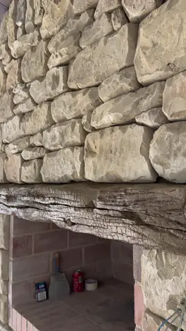 Reproducción de piedra seca y maderos,realizados con mortero,en la zona de la barbacoa de la vivienda. . . . #concretework #mortero #casa #contructionworkers #ideascreativas #piedraartificial #artificialstone #obra #decoracionparaelhogar 