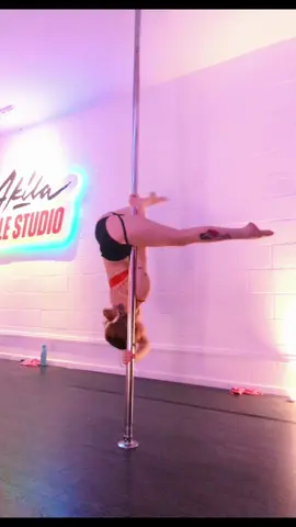Midweek spin at @Akila 🌹studio 🩷 #pole #poledance #dance #intermediate #invert #flow #combo #poleuk #poletricks #tricks #Fitness #workout 