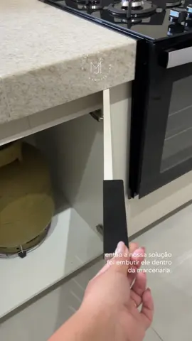 Seu gás tambem fica dentro da cozinha? Olha essa dica! 💡🤎 #arquiteta #arquitetura #marcenari #marcenariacriativa #marcenariainteligente #cozinha #reformacozinha #armariocozinha 