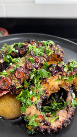 Que rico que queda el #pulpoalaparrilla y mejor aún con el adobo que hice con el Sazonador Parrilla @Gourmet Chile que es especial para todo tipo de carnes y vegetales. Receta e instrucciones 🐙 Para cocinar el pulpo: 1 pulpo bien limpio  1 cebolla partida en 2 5 dientes de ajo Tallos de perejil Pimienta negra entera Gourmet 2 hojas de laurel  Lavar muy bien el pulpo.   Llevar a una olla con agua hirviendo y asustarlo tres veces luego cocinar con las verduras y especias por 45 minutos a fuego bajo. Pasado el tiempo, sacar del agua el pulpo, enfriar unos minutos y cortar los tentáculos, reservar. Para el adobo  Mezclar 4 cucharadas de Sazonador Parrilla Gourmet con aceite de oliva, revolver bien y bañar los tentáculos  del pulpo ya cocinados y fríos, reservar unos 15 min antes de llevar a la parrilla. El sazonador ya contiene sal, por ese motivo no es necesario cocinar con sal el pulpo. Para la salsa verde, cortar bien fino dos puñados de perejil, tres dientes de ajo picados bien fino, 1/2 taza de  aceite vegetal, dos cucharas de vinagre, sal y pimienta Cayena (o ají color). Llevar el pulpo a la parrilla y dorar unos 10 min por lado a fuego medio alto, ir pincelando con lo que queda de adobo. Montar con papas doradas, agregar el pulpo y bañar con la salsa verde, que disfrutes la receta 👋😉🐙