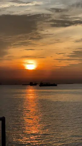 katanya sanset mahal ini aku kasih liat view nya😍🌅#pelautindonesia #pelautpunyacerita #fypシ #viral #xyzbca #foryoupage #masukberanda #bismillahfyp #estetik #sunset #tiktok 