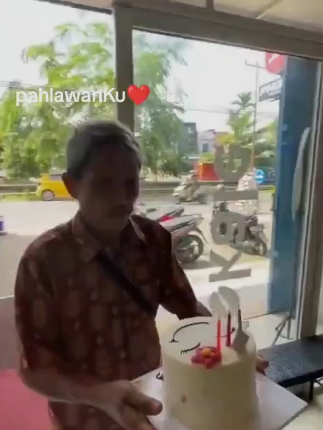 Hubungan anatara seorang ayah dan anaknya adalah salah satu ikatan paling kuat dan bermakna dalam kehidupan. Meskipun terkadang terhalang jarak ataupun kesibukan, cinta seorang ayah tak pernah pudar. Video ini menjadi bukti nyata betapa seorang ayah akan selalu berusaha memberikan yang terbaik untuk anaknya. Dalam momen yang mengharukan ini, kita melihat seorang ayah yang penuh kasih memberikan kejutan ulang tahun kepada anaknya yang sedang bekerja.  Dengan penuh kehati-hatian, ia membawakan kue ulang tahun dan memasuki tempat kerja anaknya. Teman-teman kerja anaknya pun turut membantu memberikan kejutan. Sang anak yang melihat ayahnya dan teman-temannya pun terkejut bercampur haru sampai meneteskan air mata. Video ini pun mendapatkan banyak komentar dari para netizen. 