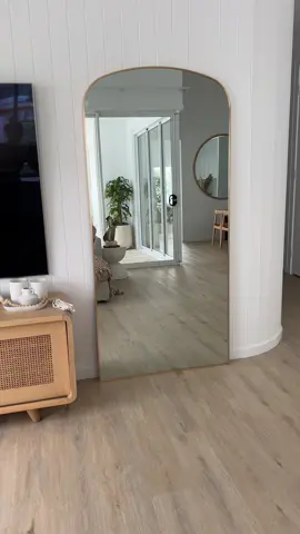 Radius top arch mirror. 190x90cm With a frame that screams old money gold 🤤 