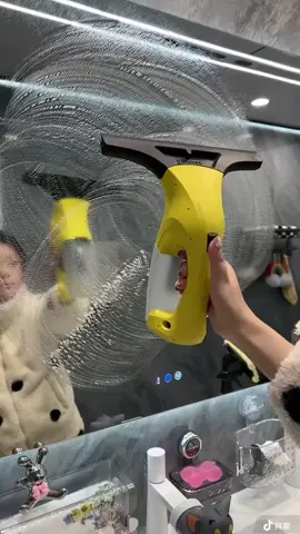 Máy lau kính của Đức ( cam kết k phải Đức hoàn 100% tiền) xịn lắm ạ, kéo qua 1 lần là khô luôn, sạch sáng bóng như mới k để lại vết mờ nào luôn nha, cam kết k sạch k sướng k xịn hoàn tiền ạ, máy dùng bằng sạc điện ạ, 