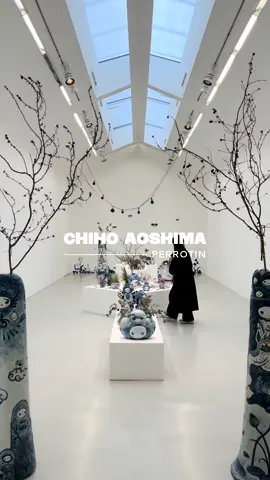 Immersion dans l’univers de Chiho Aoshima à la @Perrotin Gallery . Son univers mêlant art japonais traditionnel et contemporain, est présentée à travers différentes œuvres comme des céramiques, aquarelles et toiles.  Il te reste jusqu’au 6 Avril pour passer voir cette expo 🏃🏻💨 📍76 rue de Turenne, 75003 Paris ⌚️ De 10h à 18h du Mardi au Samedi 💶 Gratuit  📅 Du 16 Mars au 6 Avril 2024 #perrotin #chihoaoshima #paris #exposition #galerie 