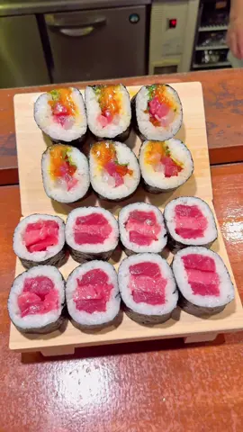 まぐろ3層ミルフィーユ巻きと海の宝石巻き ・店名 おばんざい鮮魚 鉢屋 ・住所 愛知県名古屋市名東区明が丘１２２ 藤が丘はとビル 2F ・営業時間 【月〜木】 11:30〜14:00 17:00〜23:00 【金曜日】 11:30〜14:00 17:00〜23:30 【土・祝】 17:00〜23:30 ・定休日 日曜日 ・メニュー 海の宝石巻き　1980円 まぐろ3層ミルフィーユ巻き　3000円 ・予約 予約可能 ・席 カウンター、テーブル席、お座敷 ・駐車場 ありません。 ・電話番号 050-5486-4557 #名古屋グルメ #japanesefood #tiktokfood #longervideos 