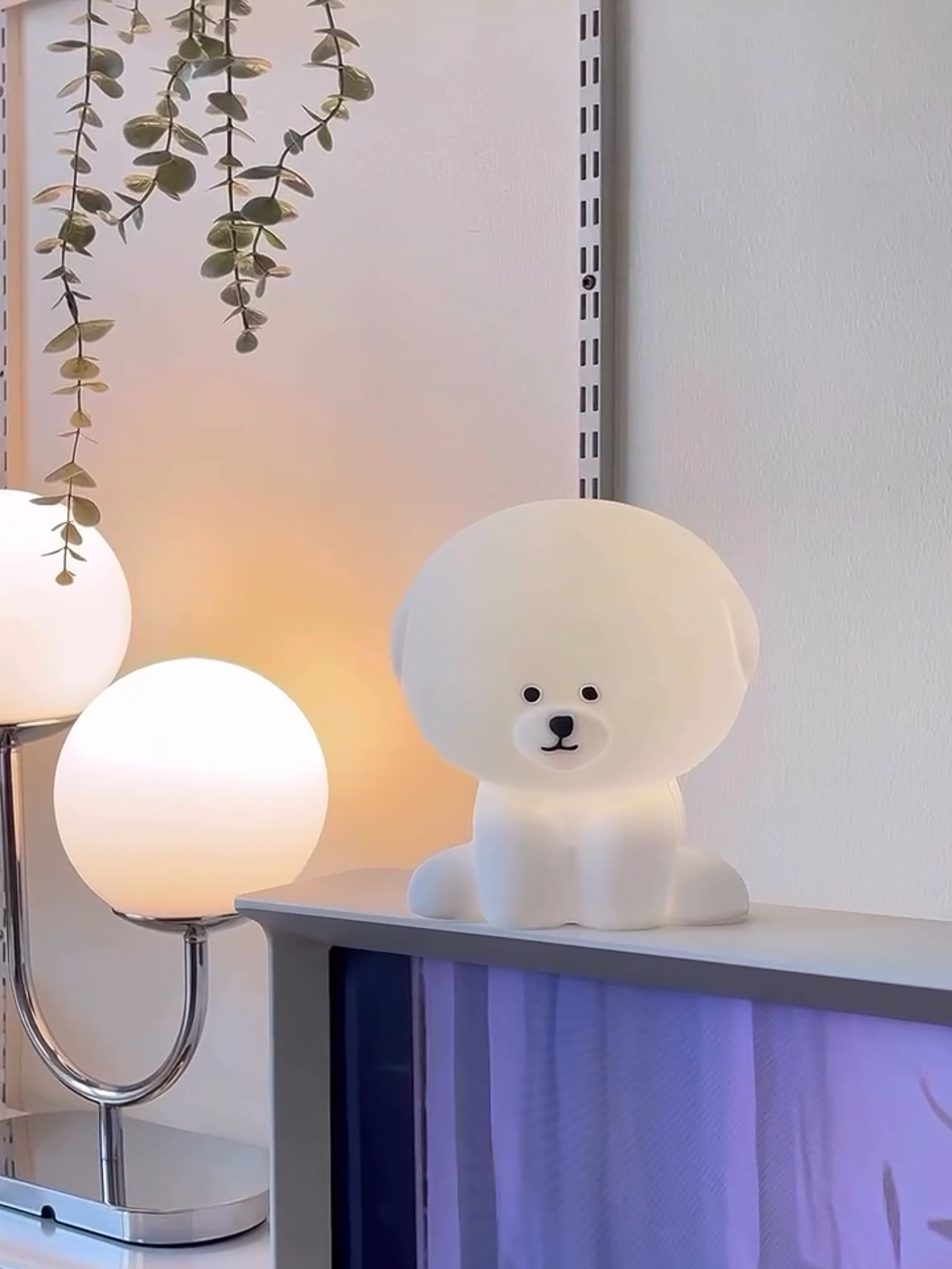 Đèn Bichon Mood Lamp #denngu #dendecor #homedecor #xuhuong   Thông tin sản phẩm: Sạc qua cổng USB trong 2 giờ, sử dụng liên tục trong 24 giờ. Bật đèn bằng cách chạm vào mũi của chú chó nhỏ. Có thể điều chỉnh độ sáng ở 5 cấp độ khác nhau. Chất liệu: Silicon mềm mại Kích thước: 16.5x14.3x12.9cm 📌Đặt hàng tại link Bio