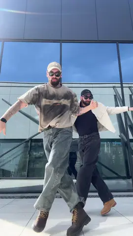 New best tripod 🪑 #twins #dance #michaeljackson  #fyp 