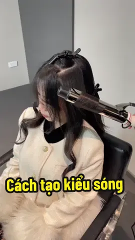 Chi tiết cách tạo kiểu dáng sóng bồng bềnh.Ace có thể lưu lại và luyện tập 1-2 hôm là ok ngay thôi.Khoá tạo hình kiểu tóc và làm hình ảnh video sắp tới tại Sài Gòn và Hà Nội mình vẫn nhận dki nhé🥰#hoá_nguyễn #cgl 