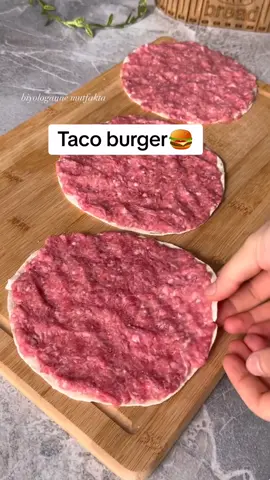 Tarif ve video sahibi @biyologanne_mutfakta  1 burger fiyatına 5 Taco 😢🤭  Daha öncede paylaşmıştım 😻 bol ekmekli menülerden daha lezzetli 🫶🏻  Beğenen Elleriniz dert Görmesin ❤️ Big Mac Taco Gerekli malzemeler: 400 gram çifte çekilmiş dana kıyma ( kuzu da olur ) 1 çay kaşığı tuz 1/2 çay kaşığı karabiber  2 kaşık zeytinyağı    5 adet küçük boy lavaş Cheddar peyniri  Sos için:  1 küçük kırmızı soğan 3-4 adet kornişon turşu  1 kaşık hardal sos 4 kaşık ketçap  2 kaşık mayonez En önemli püf noktası kıymayı güzel yoğurmak et çok yağlı ıse zeytinyağına gerek yok değilse mutlaka ekleyin ki kolay yayılsın ve pişerken kurumasın ☺️ Pişirme aşamasında mutlaka ters yüz yaparak kızartın yufka kızarır diye korkmayın kızarınca daha lezzetli oluyor🙌 #taco #fastfood #reelsinstagram