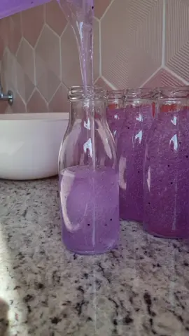 A textura e sensação de frescor que esse produto deixa na pele.. 🤤 #geleiadebanho #saboariaartesanal #saboneteliquido 