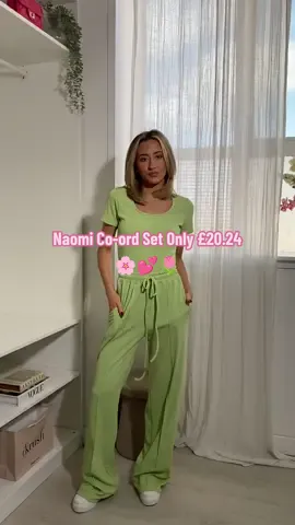 Naomi set vibes: Comfy on the couch or chic in the streets 🛋️🚶 #fashion #style #TikTokFashion #fashionhacks #StreetStyle #outfitinspo #tiktokshopping #tiktokshopfinds #fashionista #fashiontrends #outfitoftheday #fashiontrends #clothing #tiktokmademebuyit 