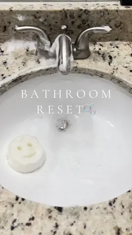 Bathroom reset 🫧🛁 Taking it back to my old editing style  @✨Crystal✨ this one is for you 😗🫶🏽 #bathroomreset #CleanTok #cleaningmotivation #satisfyingcleans #bathroomcleaning #cleanhome #organizedhome #CleanTok 
