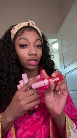 I partnered with @COVERGIRL to create this high shine and comfortable, non-sticky look using COVERGIRL Yummy Gloss that is perfect for game day and going out with friends! 💘#COVERGIRLPartner #EasyBreezyBeautiful