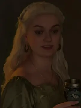 My precious Hel 🥺 I wish we saw more of her, Dreamfyre and the kids is S1 😭  #hotd #houseofthedragon #houseofthedragoncosplay #hotdcosplay #cosplay #rhaenyratargaryen #alicenthightower #daenerystargaryen #helaenatargaryen #aemondtargaryen #daemontargaryen #fireandblood #aegontargaryen #foryou #targaryen #targaryencosplay #helaenatargaryencosplay 