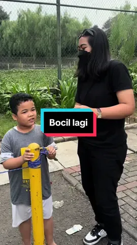 Replying to @Ocean ketemu bocil ini lagi, unik juga penyanyi favoritnya🥲👍🏻
